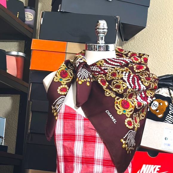 CHANEL SCARF HUGE SIZE - Picture 5 of 6